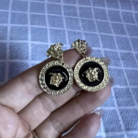 Medusa Golf Black Drop Earrings - Picture 2 of 4